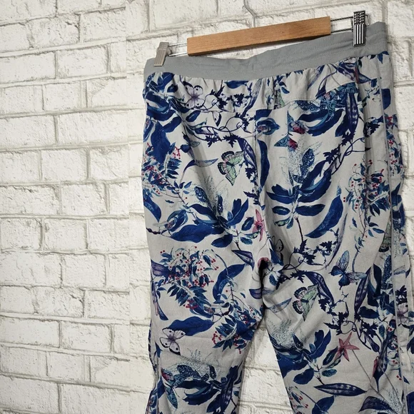 EUC✨GAP FIT gray & blue floral printed joggers - Picture 8 of 14